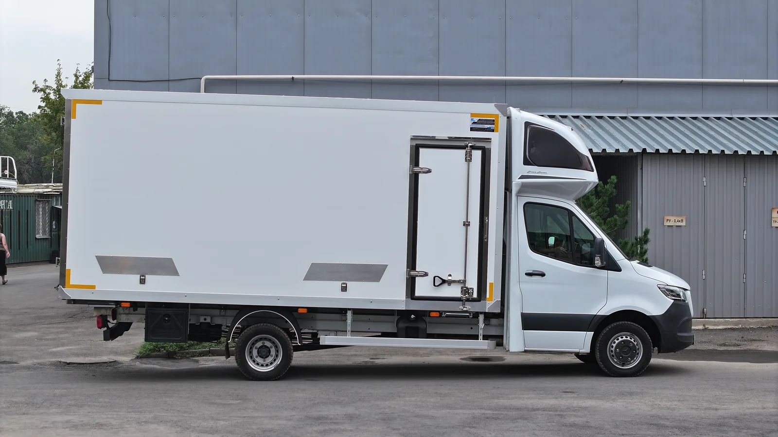 Изотермический фургон FRP на шасси Mercedes-Benz Sprinter — COND
